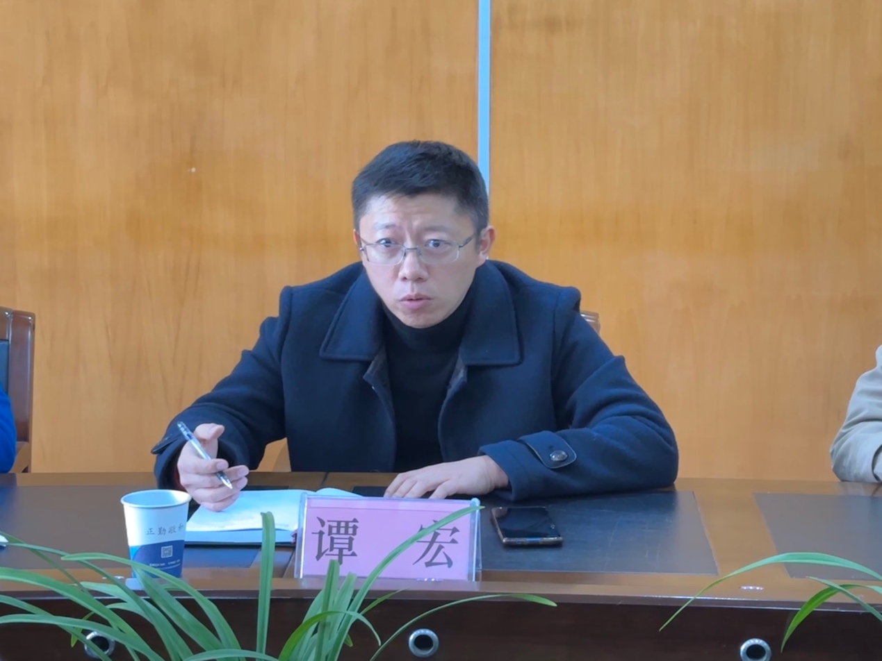 桌子前坐着穿蓝色衣服的男子低可信度描述已自动生成